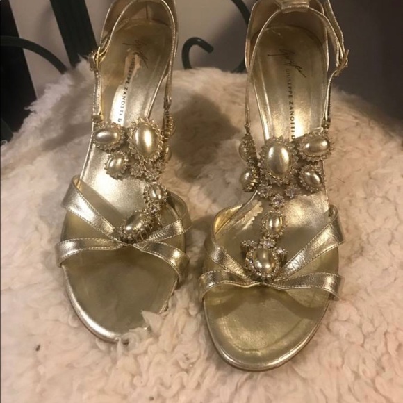 Authentic giuseppe zanotti Jewelled heels
size 39 - Picture 2 of 10